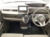 車内は光触媒抗菌消臭施工済です。インパネ周りはスタイリッシュなデザインで機能や装備も充実しています。グローブボックスやカップホルダーのほかにトレーなどたくさんの収納スペースが付いています。