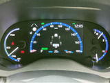 視認性の高いメーター類が、運転に必要な情報を分かりやすく伝えます。洗練されたデザインも魅力です。