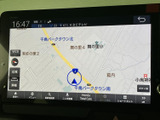 鮮明な地図表示で、目的地までスムーズに案内。渋滞情報もリアルタイムで確認でき、効率的なルート選択を支援します。