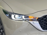 【LEDヘッドライト】悪天候や夜間走行時も良好な視界を確保し安心して運転できる高輝度LEDヘッドライトを装備!点灯速度が早く、消費電力も抑えられています。