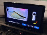 リバース連動のリアカメラを標準装備、ステアリング感応型ガイドラインが車庫入れを支援してくれます