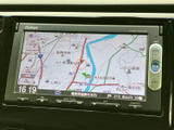 高精細な地図表示で、目的地までスムーズに案内。渋滞情報もリアルタイムで確認でき、効率的なルート選択を可能にします。
