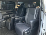 セカンドシートも広々としており、ゆったりとくつろげます。乗車人数が多いシーンでも、快適な移動が可能です。