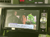 停車中に楽しめるTV機能。長距離移動の休憩時間や、お出かけ前の待ち時間に、話題の番組や映画を鑑賞できます。快適な時間を過ごせます。