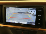 リバースギアに入れるだけで後方の表示へ切り替わります。夜間や雨の日の駐車も楽になりますよ。