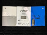 スマートキーは鍵をバッグに入れたままでもドアロックの開閉やエンジンのON・OFFができます。夜間や雨の日も鍵を探さなくて良いので便利です。