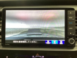 【バックカメラ】運転が苦手な方も車庫入れラクラクです!ギアをリバースに入れれば自動的に切り換わりますので、面倒な操作は不要です♪狭い駐車場もお車を傷つけず安心ですね!