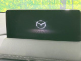【10.25インチマツダコネクト】車内の雰囲気にマッチした大型ディスプレイ。スマホ接続でのナビ使用やBluetooth再生等、様々な機能が楽しめます。直感的なダイヤル操作が可能で、使い勝手も良好です。