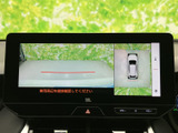 後方の状況を分かりやすく表示。狭い場所での駐車や車庫入れも、より安全に行えます。運転に自信がない方にもおすすめです。