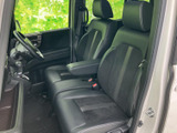 運転しやすい視界と操作性。快適なドライブをサポートするシート形状も魅力です。日常の足として頼りになります。