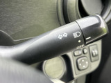 操作しやすい位置に配置され、スムーズな合図操作をサポートします。安全な車線変更や右左折を確実に行えます。