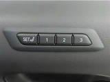 運転席は三人分のシートポジションを記憶します。