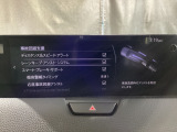 ハンドル操作をアシストすることにより車線からの逸脱回避を支援します。