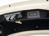 電動テールゲートはボタン1つで楽々に開閉が可能です。