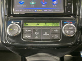 【オートエアコン】一度お好みの温度に設定すれば、車内の温度を検知し風量や温度を自動で調整。暑い&hellip;寒い&hellip;と何度もスイッチ操作をする必要はありません。快適な車内空間には必須の機能ですね♪