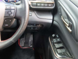 レーダークルーズコントロール(全車速追従機能付)付きです。車速に応じて追従支援してくれるので、ロングドライブも快適です。詳細は販売店スタッフまでおたずねください。