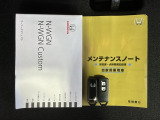スマートキーは鍵をバッグに入れたままでもドアロックの開閉やエンジンのON・OFFができます。夜間や雨の日も鍵を探さなくて良いので便利です。