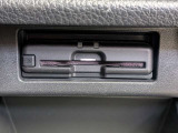 スッキリと収まるビルトインタイプのETC車載器を装備。高速道路の料金所もスムーズに通過でき、休日のお出かけや遠出の際にも欠かせない装備です。