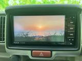 停車中に楽しめるTV機能。長距離移動や休憩時に、ニュースやエンターテイメントでリフレッシュできます。快適な車内空間を演出します。