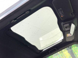 【ガラスルーフ】ガラスルーフ搭載で車内の解放感が一気にアップ!開放的なドライブをお楽しみいただけます。