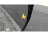 {ブラインドスポットモニター}隣の車線を走る車両をレーダーで検知し、ドアミラーに搭載されたLEDインジケーターが点灯し注意を喚起してくれます。