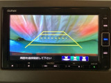 バックでの車庫入れも安心です!リアカメラが付いているバックモニター付のナビを装備しております。操作線もついており距離感も画面から確認できます。