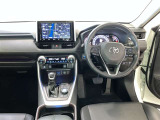 運転席は見やすく整理され、ナビも美しく装着され操作性にも優れています!