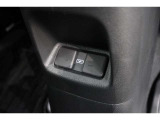 後部座席用にもUSBソケットがついていますのでスマートフォンなどの充電が出来ます!
