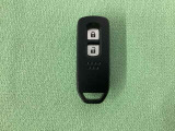 スマートキーを装備しています。鍵を差し込むことなくドアロックの開け閉めと、スタートボタン操作でのエンジンスタートができます。