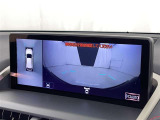 パノラミックビューモニターを装備。駐車場や交差点でクルマを真上から見るように周囲を確認できます。機能の詳細は販売店スタッフまでおたずねください。