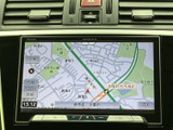 見やすい地図表示で、目的地までスムーズに案内。渋滞情報もリアルタイムで確認でき、最適なルートを選択できます。運転の負担を軽減します。