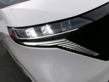 LEDヘッドランプ。夜間ドライブ安心。ハイビームアシスト。ヘッドランプのハイビームとロービームを自動切り替え。常に良好な前方視界の維持をサポート。