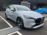 MAZDA2のフロントビューは、猛獣が地を這いながら獲物を狙うかのような、精悍で生き生きとした表情が特徴です。