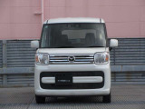 天井や側面が真っ直ぐなBOX型ボディにより頭上や肩まわりにゆとりを確保。前方の見晴らしが良く車両感覚もつかみやすいため、日々の買い物や狭い市街地での運転をスムーズにサポートする実用的な仕様です。