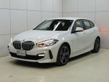 フロントフェイスの精悍な表情と伸びやかに続くボディーライン。斜め前からのアングルはBMWらしいスポーティさとエレガンスさを際立たせます。光の当たり方によって表情を変えるボディーの造形も魅力の一つです。