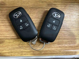 【スマートキー】 スマートキーを携帯していれば、ドアハンドルのボタンを押してロックの解除ができ、パワースライドドアもワンタッチで開閉できます。