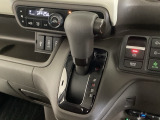 CVT車のセレクトレバーです。低速から高速まで、変速ショックのないスムーズな走りを実現するとともに、エンジン効率のよい領域を維持することで燃費にも貢献します。