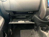 車検証入れになどにも使える便利な収納BOXあります。