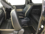 後席に乗り込む際は前席を前にスライドして乗車します