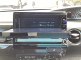 Bluetoothにてハンズフリー通話/音楽再生、Apple CarPlay対応。CD/DVD再生、CD録音。