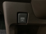 アクセサリーソケットはUSBのアダプターなどをつければ、スマホの充電にも使えます。周辺には物が置けるボックスがついています。