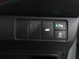 パワーテールゲートの開閉、横滑りを防ぐVSA等のスイッチ類は運転席の右側、手の届きやすい位置にあります。