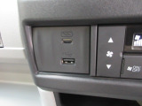 通常のUSB入力端子の他にスマホ充電に対応したUSB-C端子を装備しています。