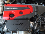 TYPE R専用2.0L VTEC TURBOエンジンは、最大出力243kW[330PS]、最大トルク420N・m[42.8kgf・m]へと進化。加速時にはシートに背中が押しつけられる程の加速感です