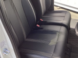 フロントシートです!!ベンチシートなので座席の移動もスムーズに出来ます!!足元も広く運転も楽ですよ!!