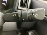 操作しやすい位置に配置されたレバーで、スムーズな合図操作が可能です。安全運転をサポートする重要な機能です。