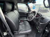 運転席まわりには十分なスペースがあり、大柄な方でもゆったり運転していただける環境です。