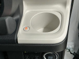 【ホッとカップホルダー】ホットドリンクをちょうどいい温度でキープしてくれる保温機能付きのカップホルダーです。冬の寒い日でも快適なドライブを♪