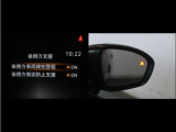 隣車線を走る車両をレーダーで検知し、ドアミラーでは確認しにくい後側方エリアに存在する車両に加え、急接近してくる車両も検知します。車両を検知するとドアミラーに搭載されたLEDインジケーターが点灯します。