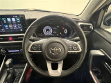 3本スポークステアリング!ステアリングスイッチ付!音量調整やインフォメーションディスプレイ操作、全車速追従機能レーダークルーズコントロールの操作などが可能!